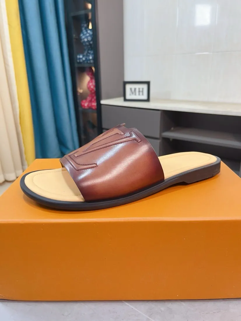 Men's men's shoes 💰360🌸🌸LV medium men's spring and summer slippers counter synchronization. The uppers are imported from Italy with open edge beads and color-changing logo graphics. High-quality craftsmanship. Soles: Original soles specially provided by the original factory. Exclusive molded soles are super comfortable. Original factory single goods. 🔍🔍High quality. You can enter and exit the counter at will. Welcome to compare. Size 38-45